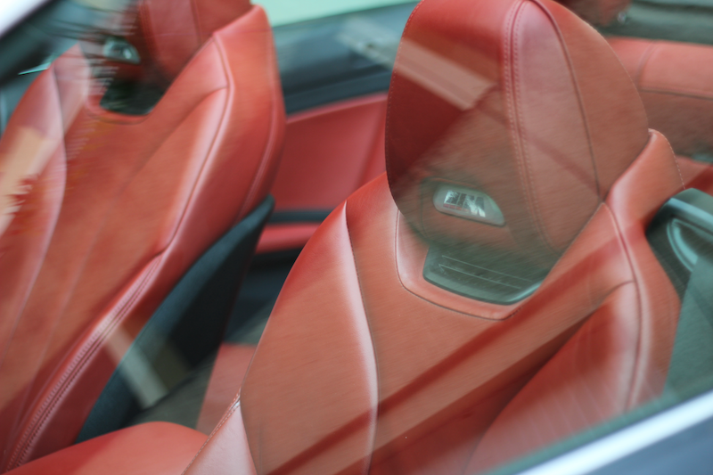 Gepflegte rote Ledersitze in einem BMW M4